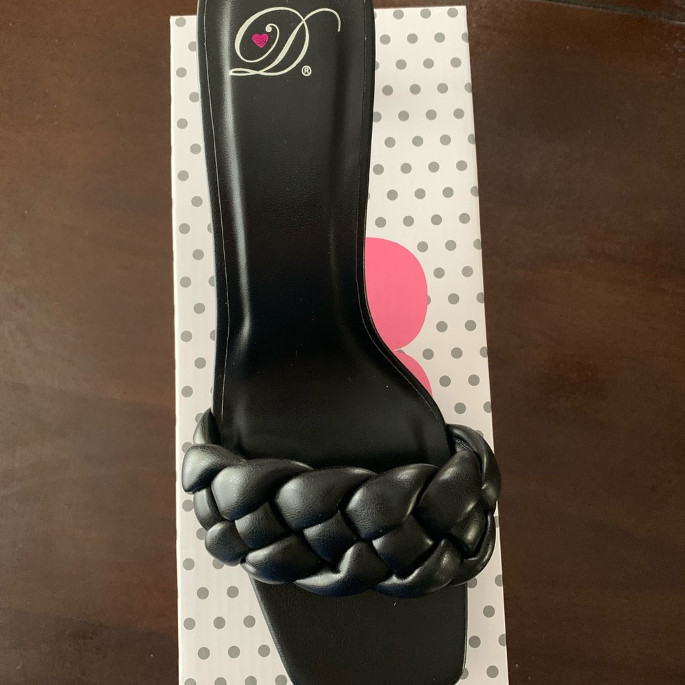 Sandals - Picture 2 of 4